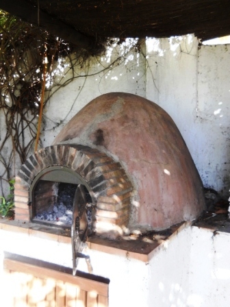 Building a Wood Fired Oven, Alpujarran Style - or How (not) to Build a Clay Oven